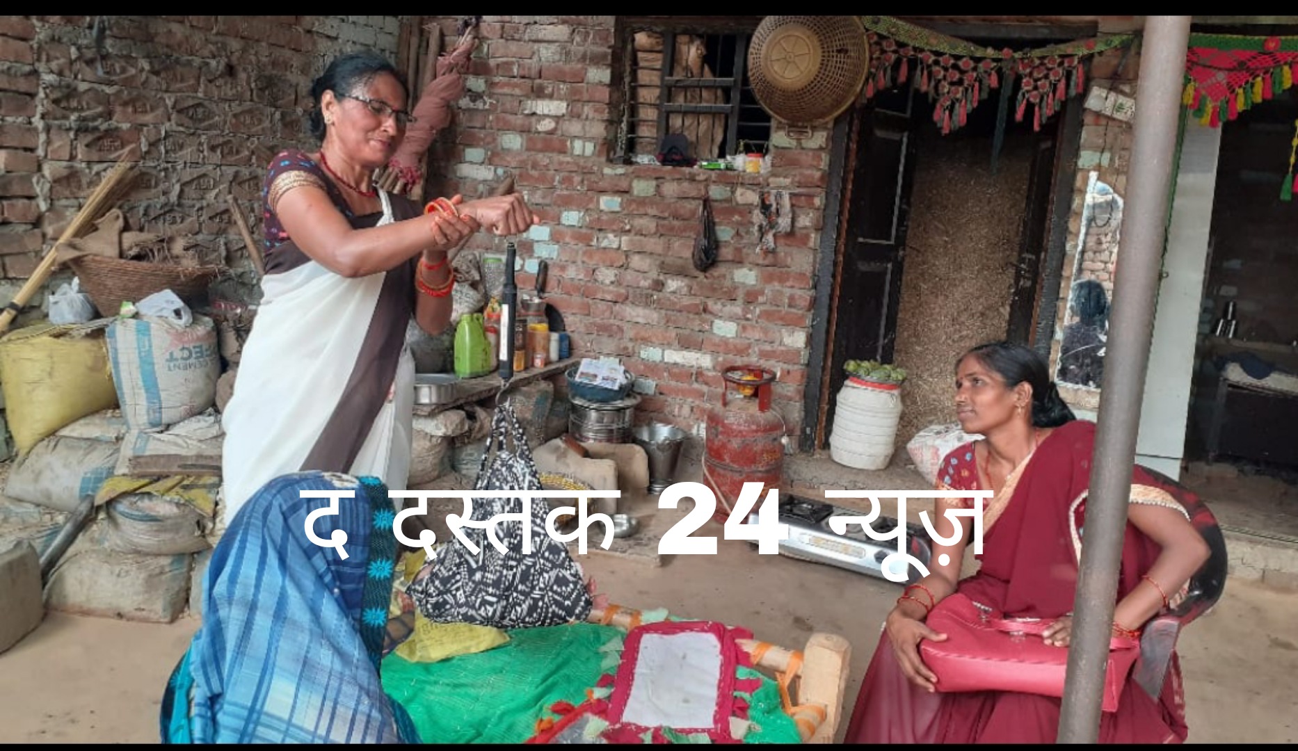 फर्रुखाबाद:होम बेस्ड न्यू बॉर्न केयर कार्यक्रम के तहत आशा करती हैं नवजात की देखभाल