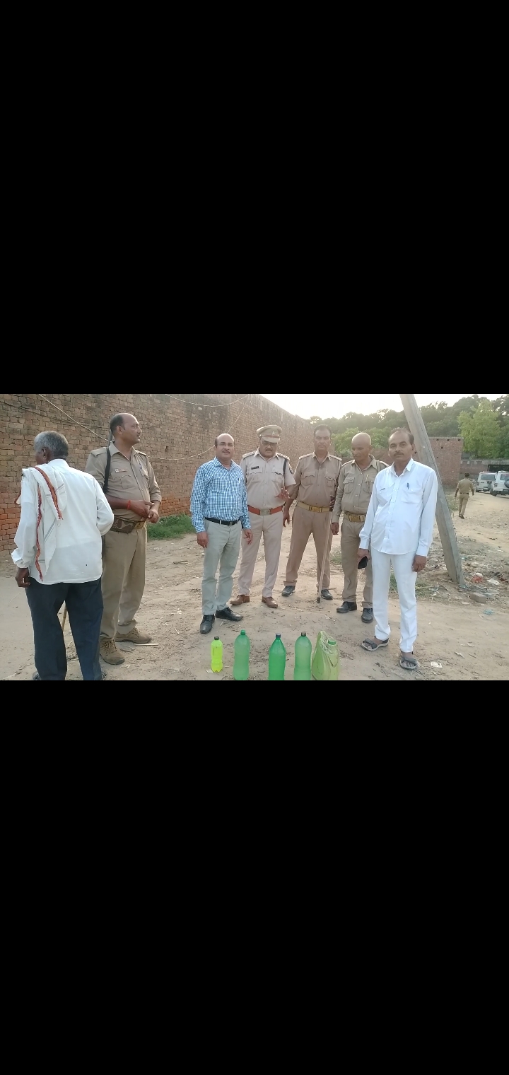 फर्रुखाबाद:एसडीएम कायमगंज का छापा, 450 लीटर लहन व 20 लीटर कच्ची शराब बरामद
