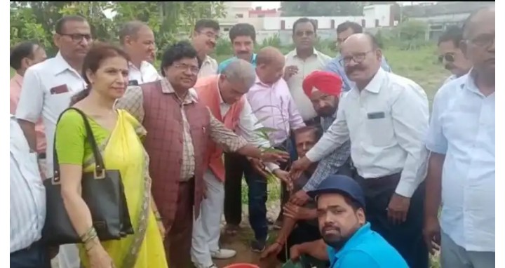 बरेली :स्वतंत्र प्रभार मंत्री अरुण कुमार ने स्कूल प्रबंधन सँग लगाए बीस पौधे
