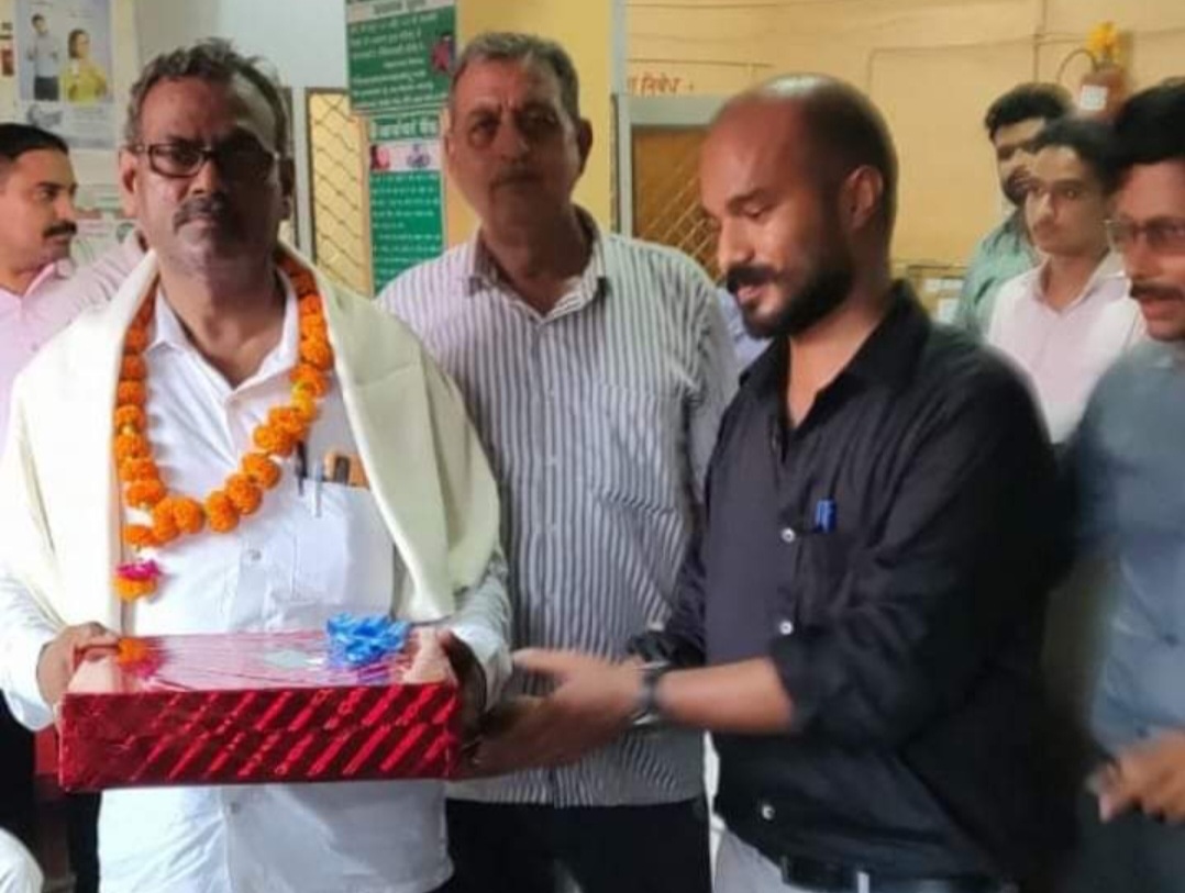 सीतापुर ;  मिश्रिख के ग्राम पंचायत आंट की शाखा आर्यव्रत बैंक मैनेजर अरुण कुमार त्रिपाठी को फूल मालाएं पहनाकर की विदाई