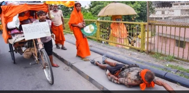 बरेली :बम की भक्ति मे मस्त भोले भक्त लेट के लेने पहुंचा भोले की कांवर