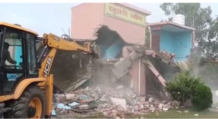 बरेली :भाजपा नेता शेर अली जाफरी के बारात घर तड़तड़ाया बुलडोजर