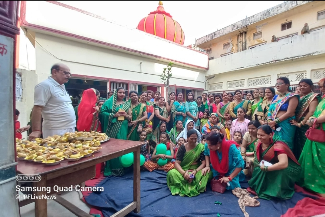 फर्रुखाबाद: फतेहगढ़ तोता राम मंदिर में हरियाली तीज के मौके पर महिलाओं ने किया सांस्कृतिक कार्यक्रम