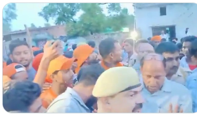 बरेली :काँवरियों के जत्थे पर आज फेंका गया पत्थर