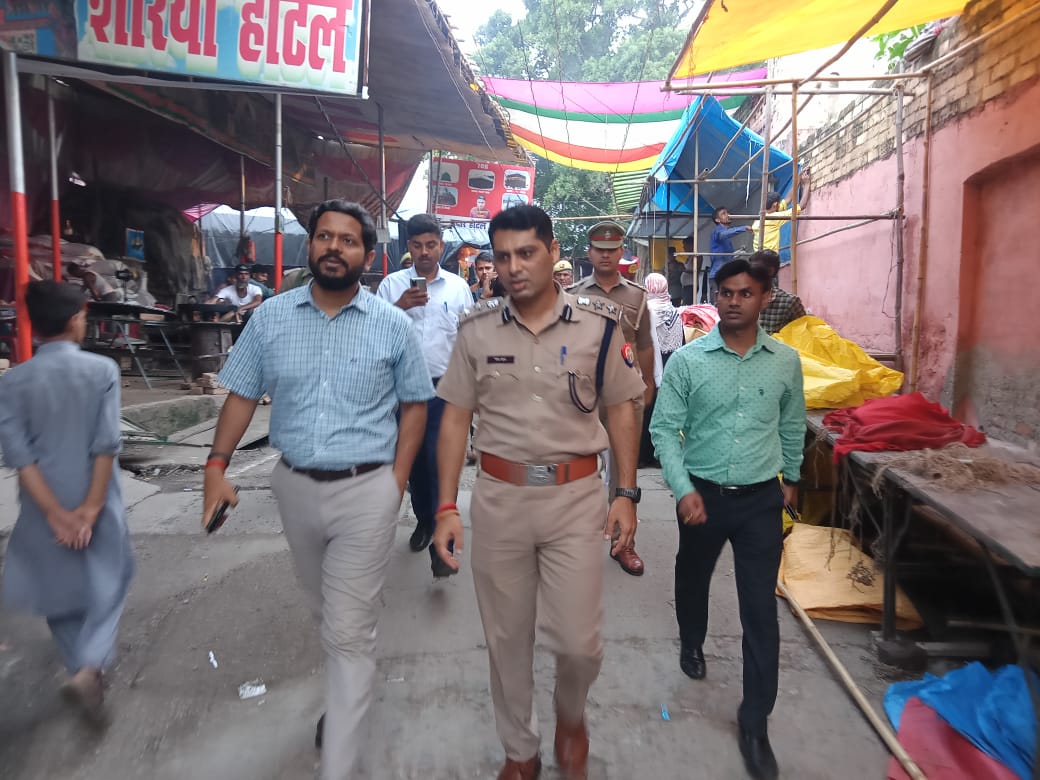 पीलीभीत: जिलाधिकारी एवं पुलिस अधीक्षक ने पैदल भ्रमण कर उर्स-ए-शाहजी मेला व शहर की सुरक्षा व्यवस्था का लिया जायजा।