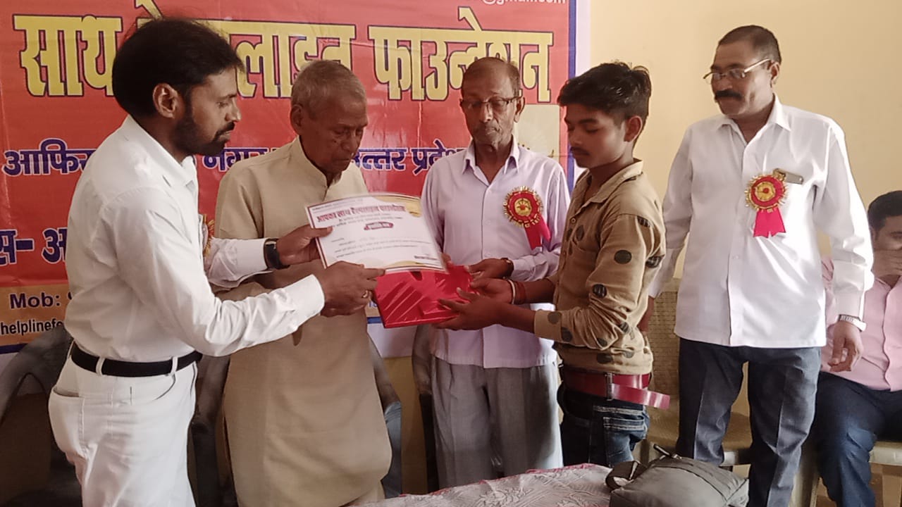 शाहजहांपुर:छात्रावास में रहकर पढ़ाई करने वाले हाईस्कूल व इंटरमीडिएट के छात्रों को प्रशस्ति पत्र व उपहार देकर सम्मानित किया।