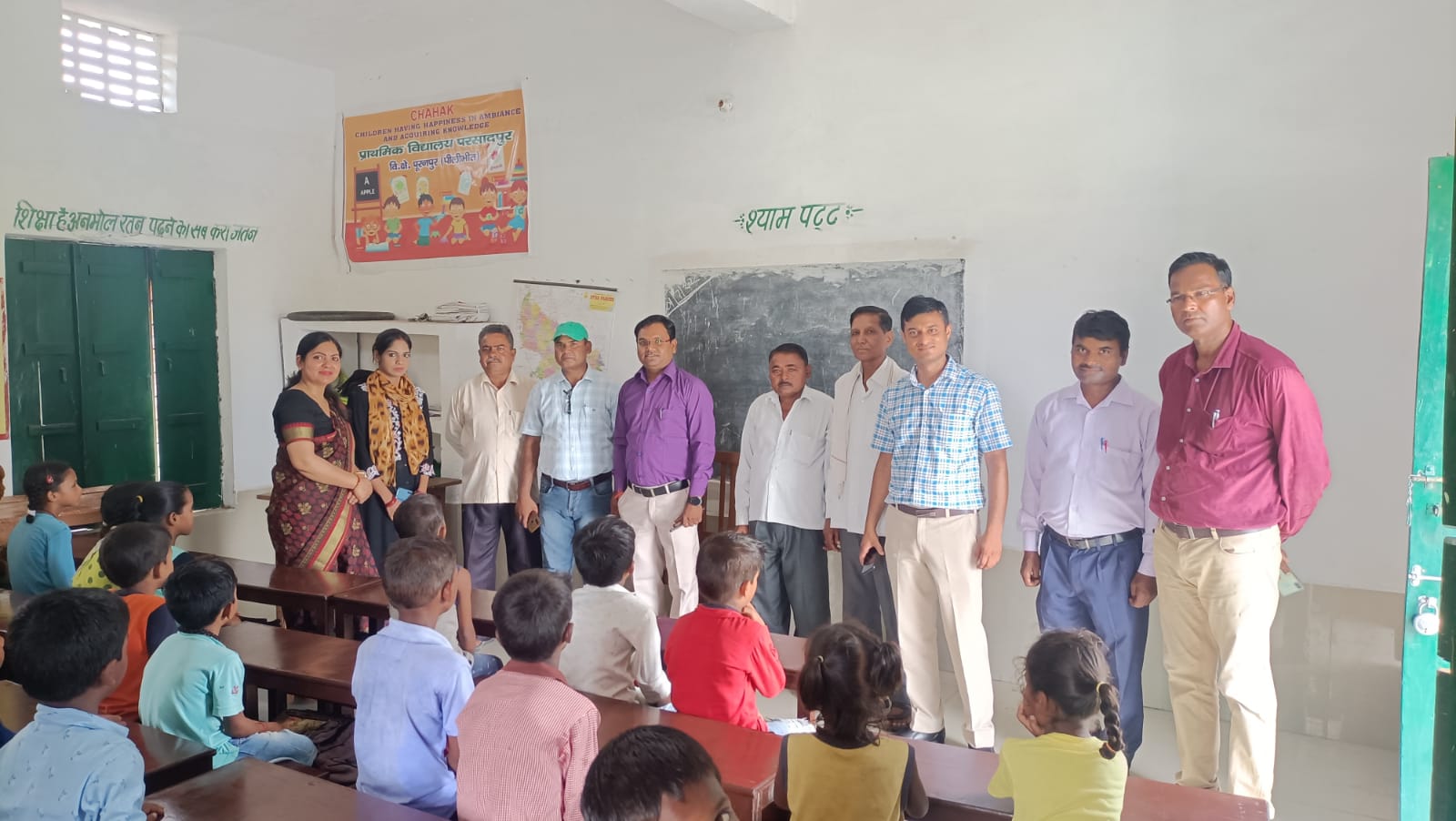 पीलीभीत: महिला शिक्षिका का अंतर्जनपदीय ट्रांसफर मेरठ होने के दो वर्ष बाद भी अपने मूल विद्यालय के बच्चों से इतना प्यार और लगाव हो गया कि महिला ने अपने मूल विद्यालय में आकर बच्चों को बैठने के लिए फर्नीचर भेंट किए।