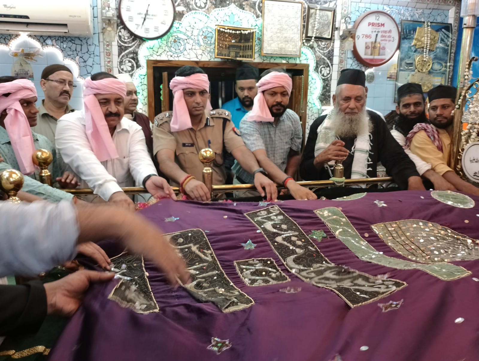 पीलीभीत: जिलाधिकारी पुलकित खरे एवं पुलिस अधीक्षक दिनेश कुमार पी ने दरगाह शाहजी मियां पर हज़रत शाहजी हाजी मुहम्मद शेर मियां रह० के 119 वां उर्स पाक का इफ़तिताह उद्घाटन दरगाह के सज्जादाह नशीन हज़रत मुन्ने मियां साहब शेरी द्वारा किया गया।