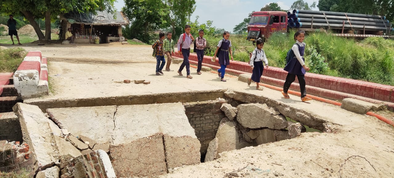 रायबरेली-पुल की छत क्षतिग्रस्त आवागमन बाधित