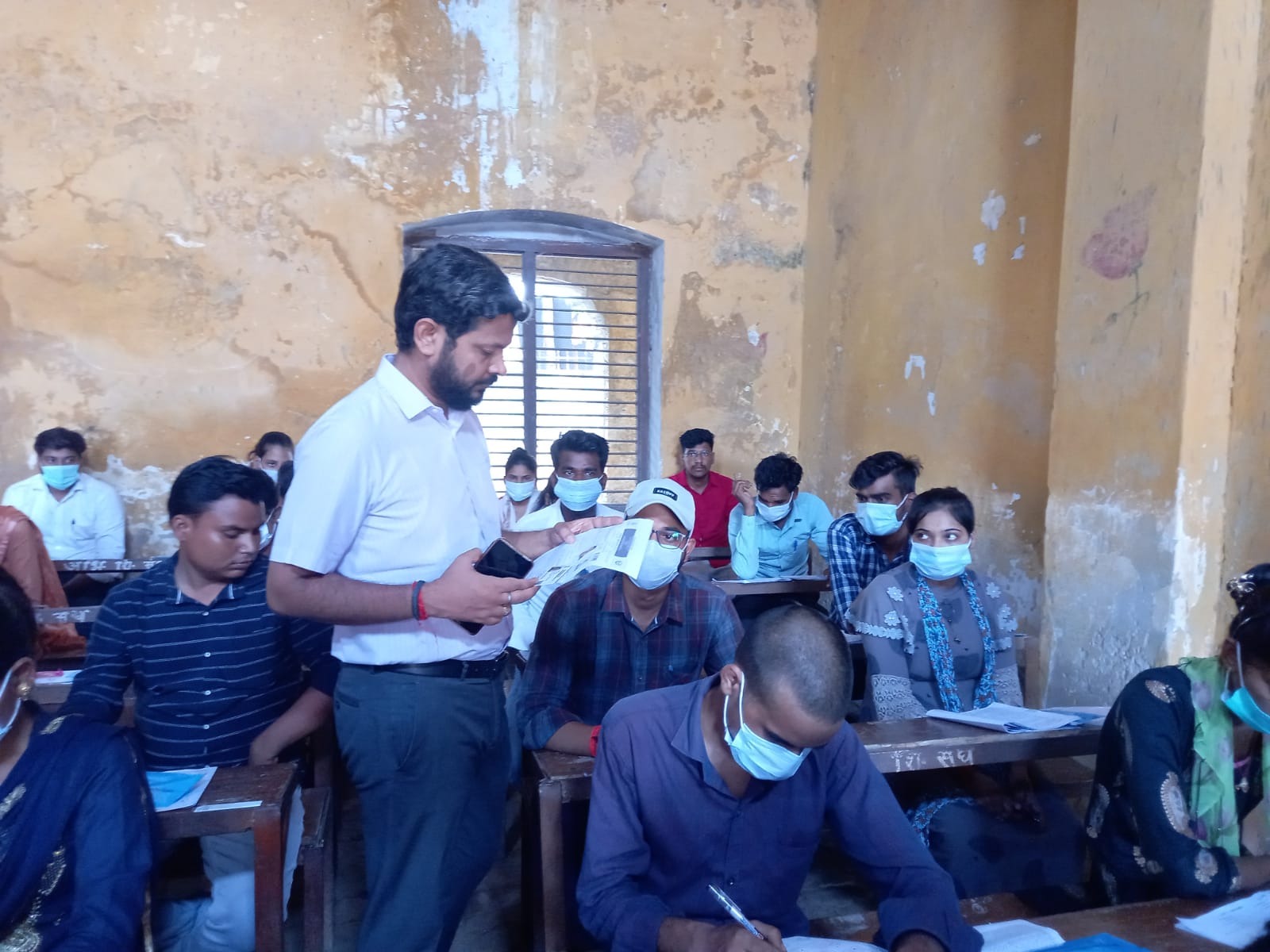 पीलीभीत:जिलाधिकारी द्वारा परीक्षा कक्षों की व्यवस्थाओं व परीक्षार्थियों के प्रवेश पत्र व पहचान पत्र की जांच की गई।