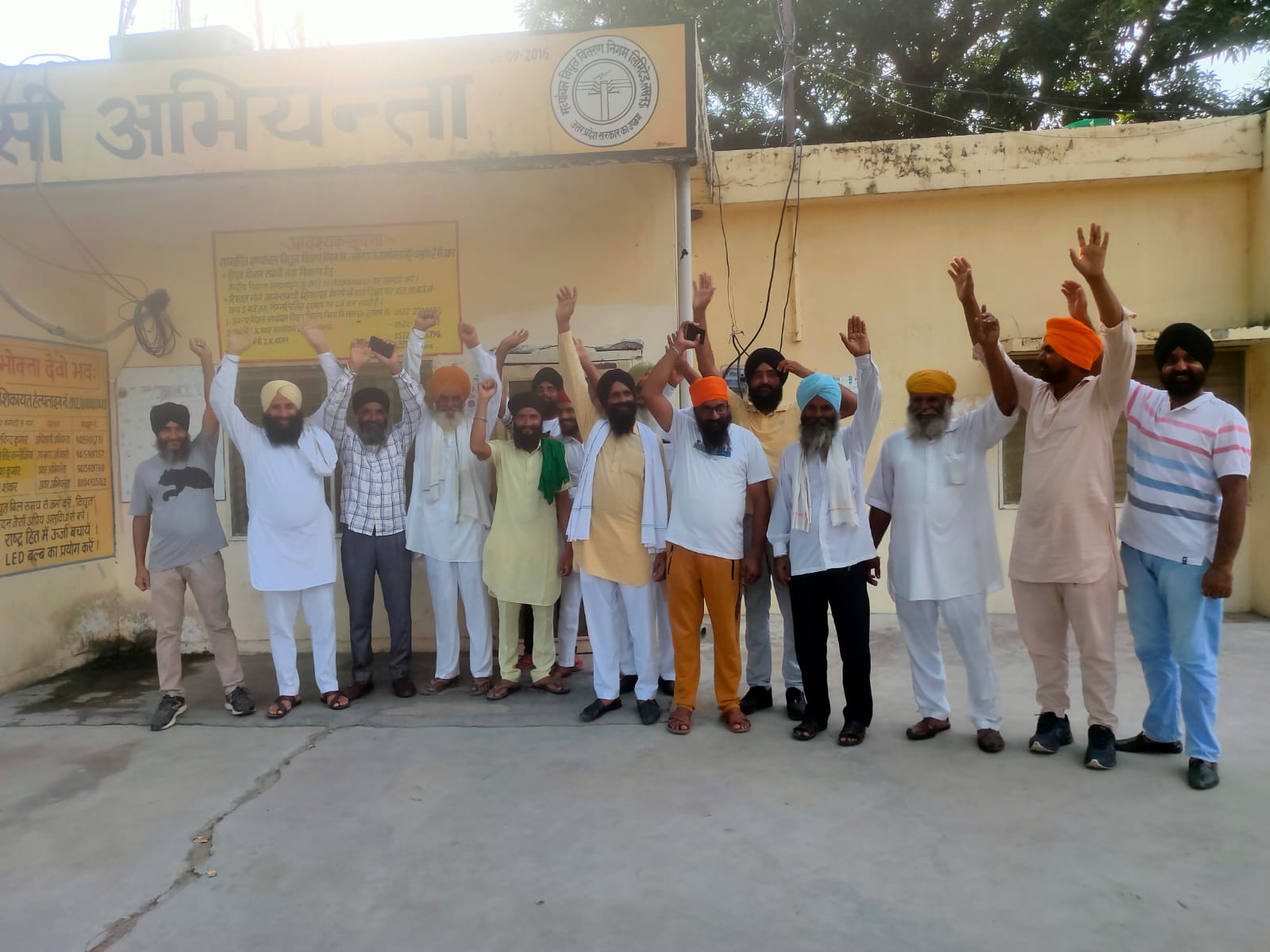 पीलीभीत:बिजली समस्या को लेकर किसानों ने एसडीओ का किया घेराव