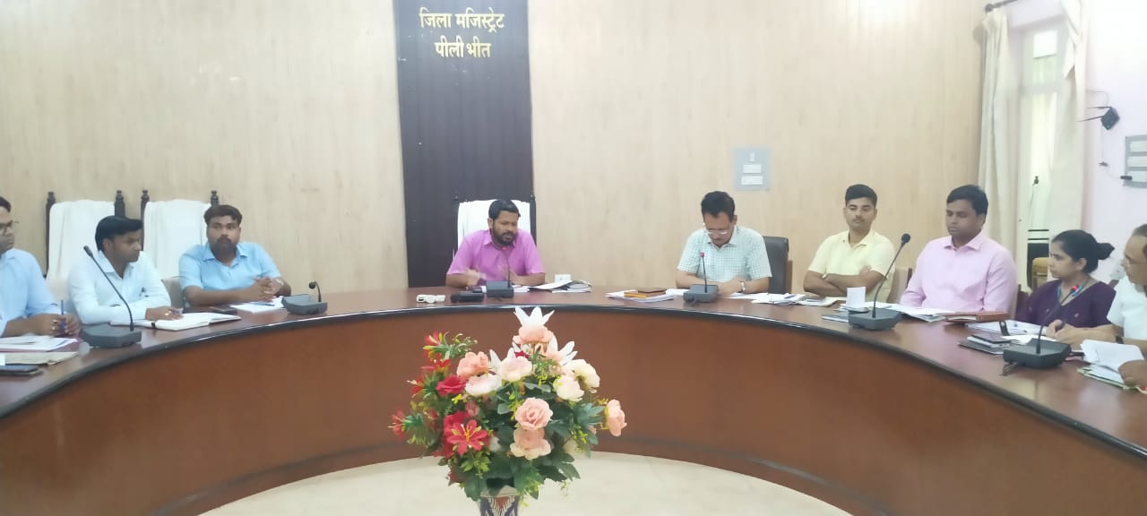 पीलीभीत:जिलाधिकारी की अध्यक्षत अभियोजन, कानून एवं शान्ति व्यवस्था की समीक्षा बैठक सम्पन्न।