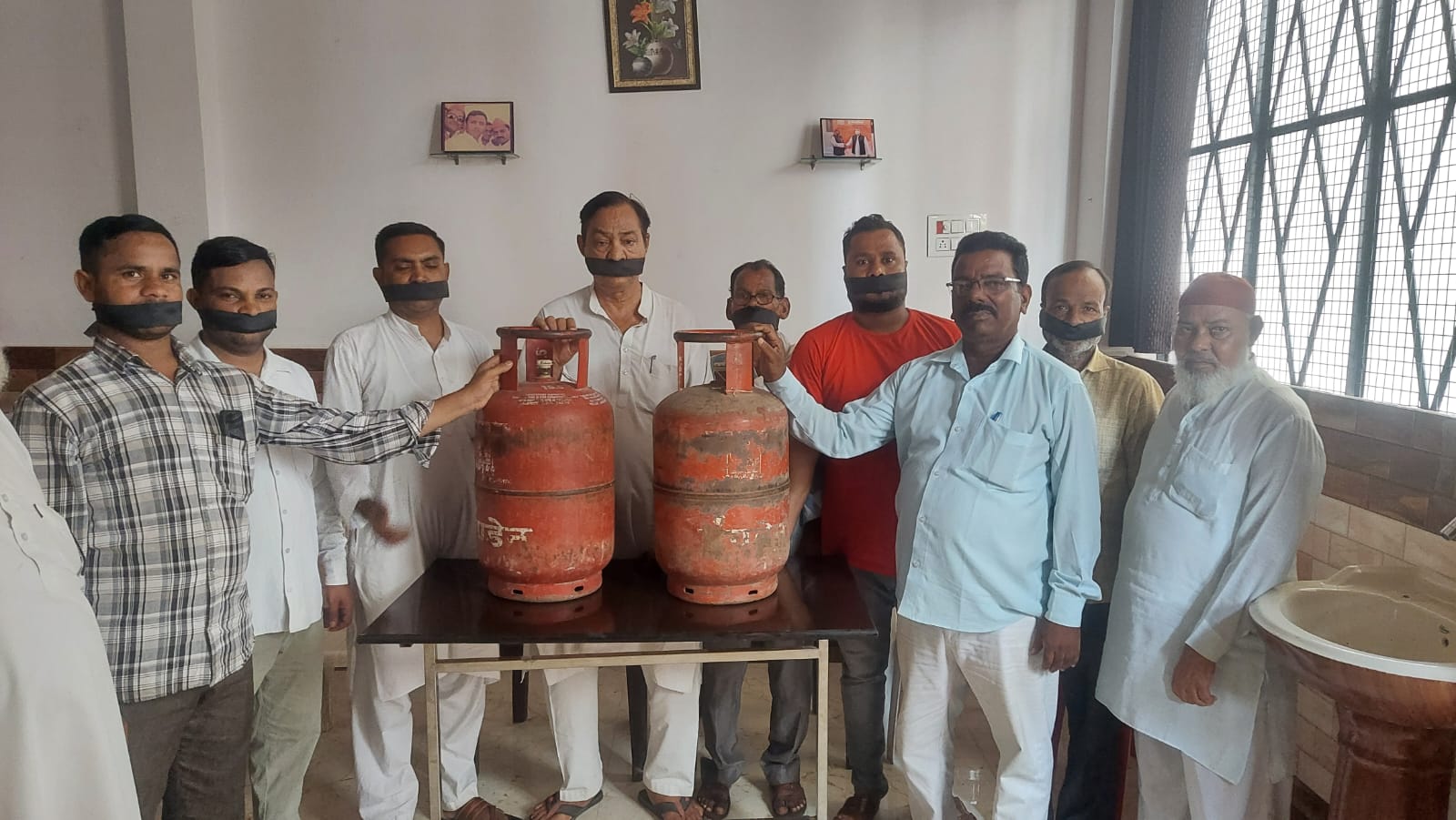 पीलीभीत: मुंह पर काली पट्टी वांध व सिलेंडर रख कर किया प्रदर्शन