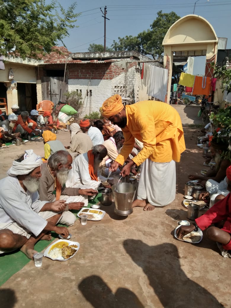 पीलीभीत: श्रीराम जानकी मंदिर पर गुरुपूर्णिमा के उपलक्ष्य में   भंडारे का आयोजन किया गया।