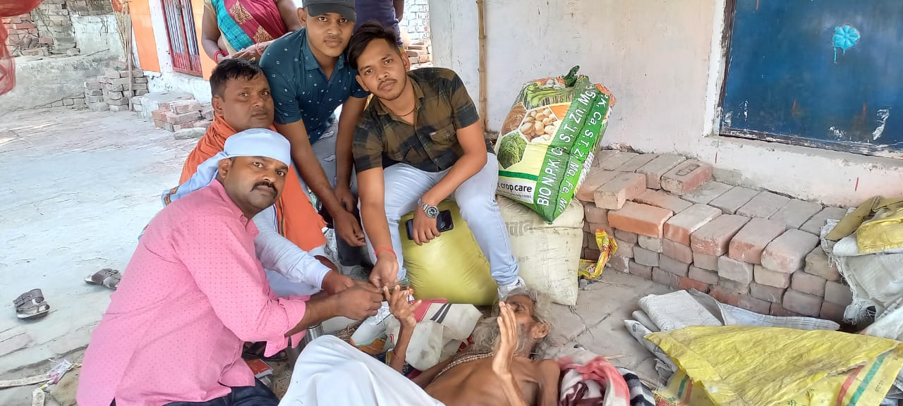 सीतापुर : बीमार फलहरी बाबा को  मौर्य समाज सहायता समूह ने की मदद