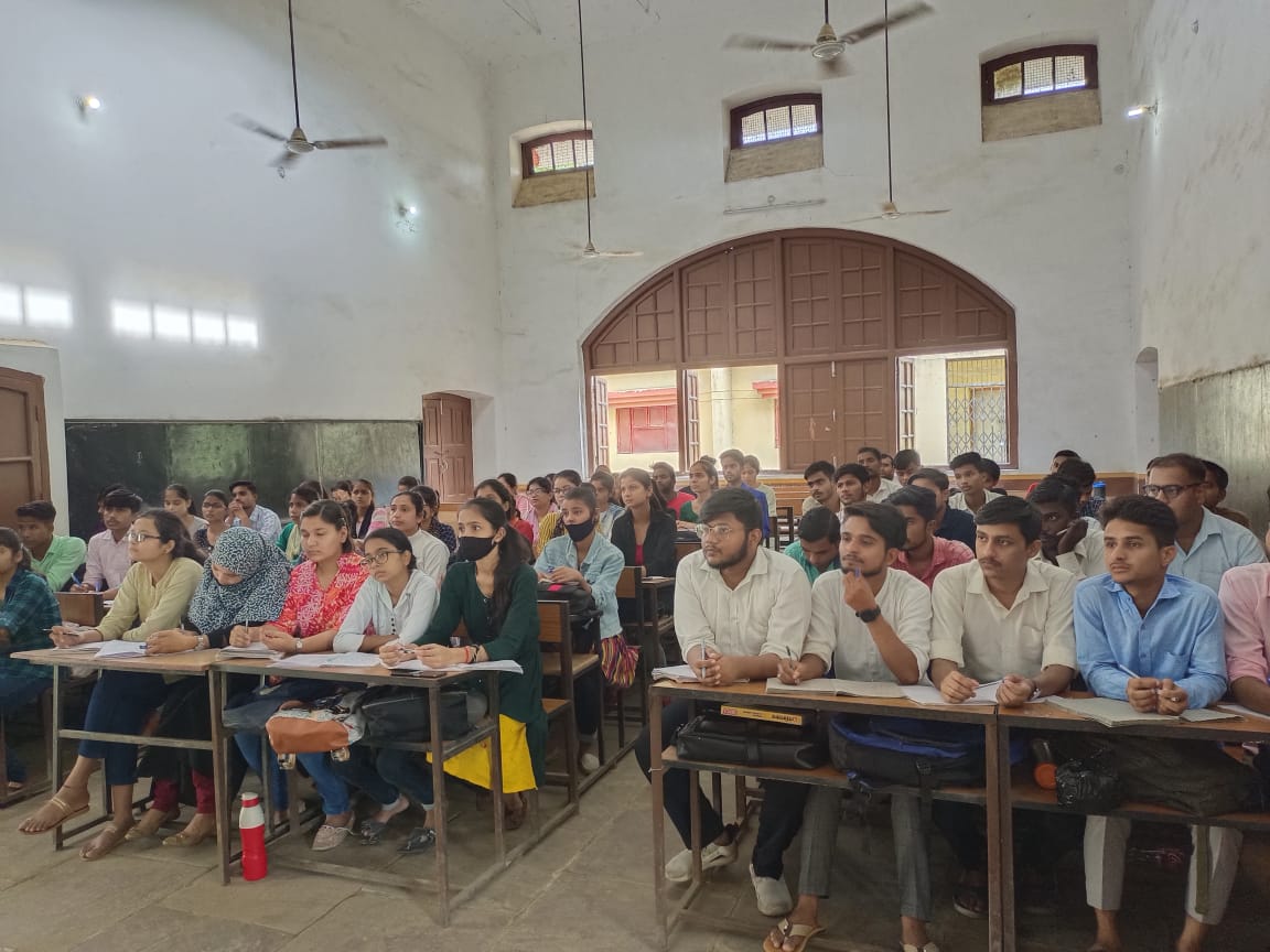 पीलीभीत: अभ्युदय योजना के अन्तर्गत जिलाधिकारी ने छात्र/छात्राओं को ऐथिक्स के सम्बन्ध में जिलाधिकारी द्वारा दी गई जानकारी।