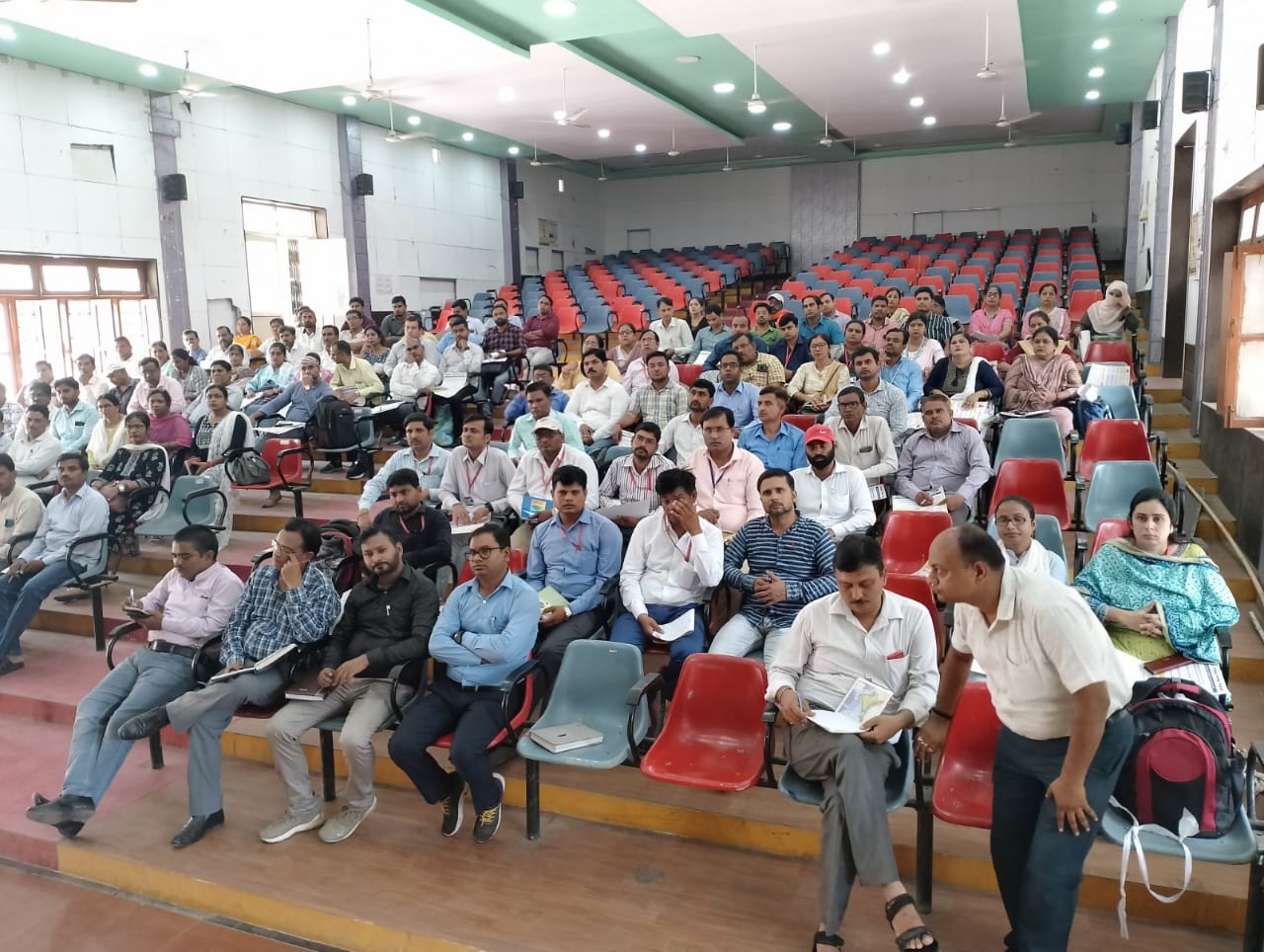 पीलीभीत :जिलाधिकारी की अध्यक्षता में सुपर 100 टीचर्स टीम की बैठक सम्पन्न।