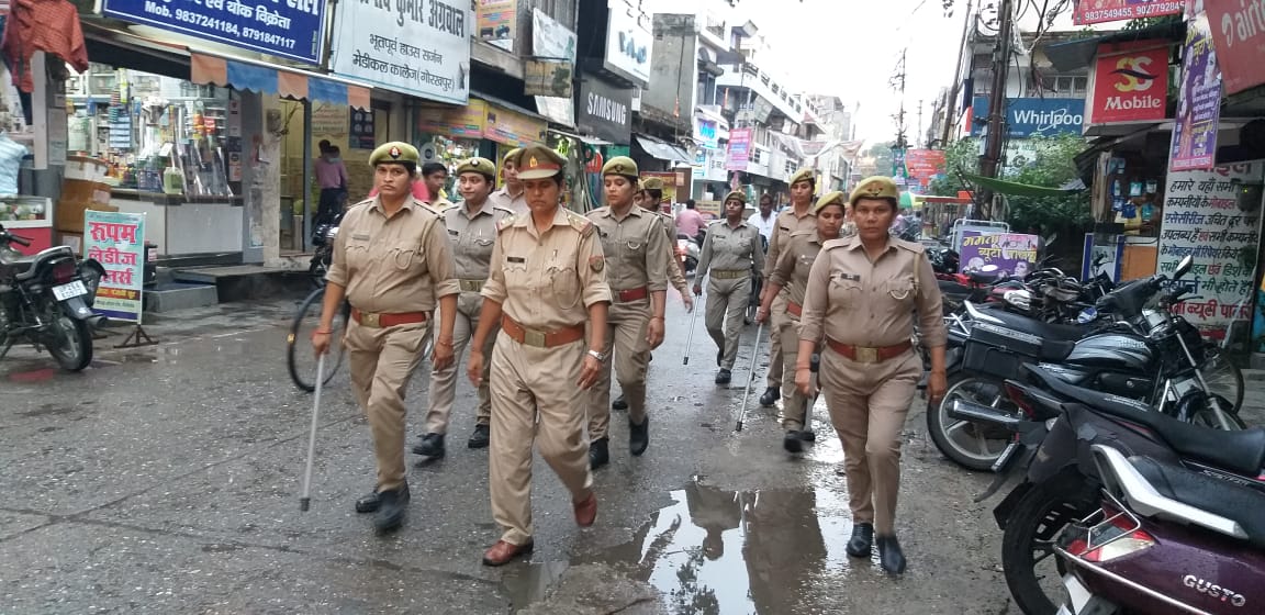 पीलीभीत : पुलिस अधीक्षक  के निर्देशन में क़ानून/शांति व्यवस्था बनाए रखने हेतु जनपदीय पुलिस द्वारा लगातार की जा रही है फुट पेट्रोलिंग