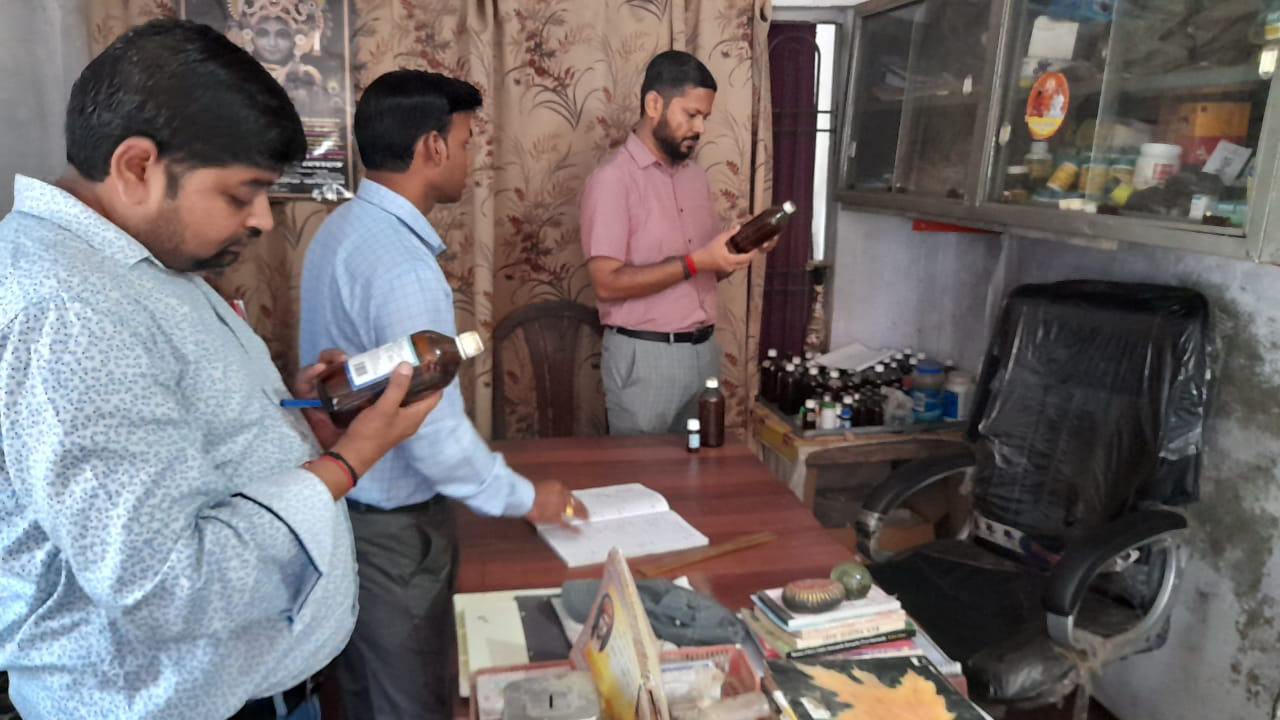 पीलीभीत :जिलाधिकारी द्वारा मानसिक मंदित आश्रय गृह सह प्रशिक्षण केन्द्र शाही का किया गया औचक निरीक्षण।