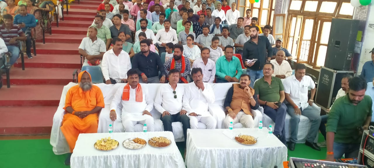 पीलीभीत : राज्यमंत्री जी द्वारा सौभाग्य योजना के लाभार्थियों को प्रशस्ति पत्र एवं एलईडी बल्ब देकर सम्मानित किया गया।