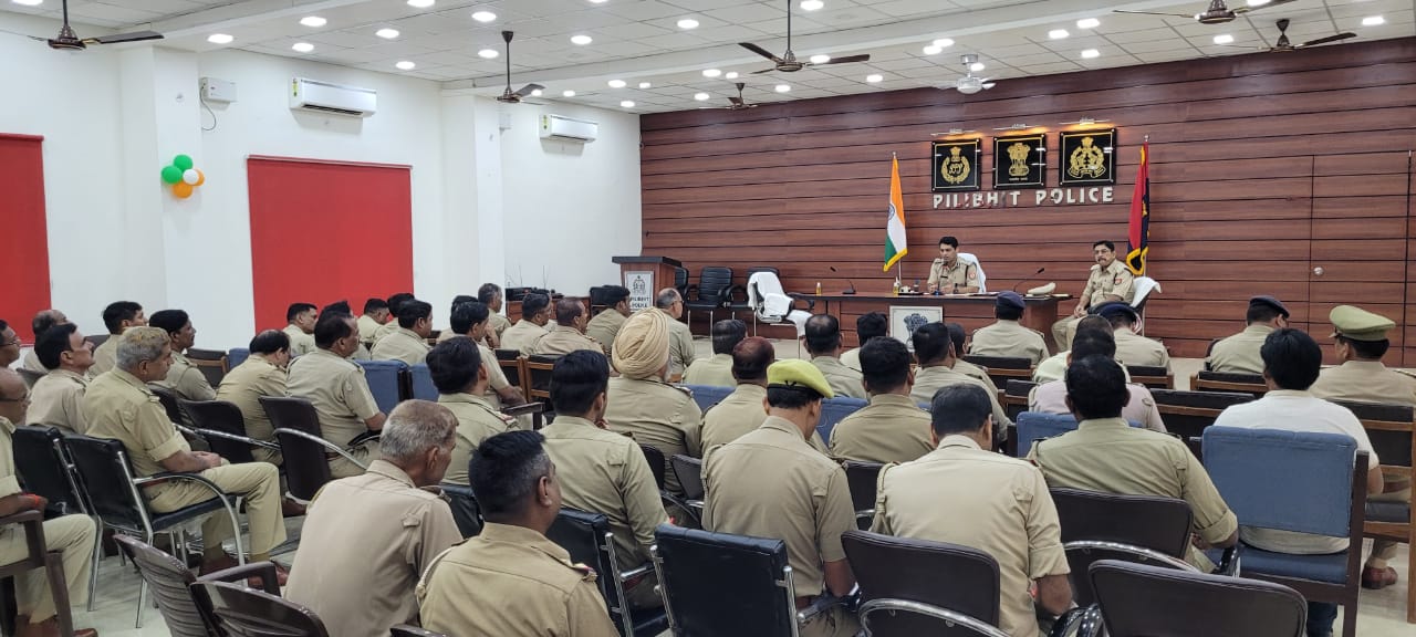 पीलीभीत : पुलिस अधीक्षक द्वारा श्रावण मास में कांवड़ यात्रा की व्यवस्था में लगाये पुलिस बल के साथ की गयी समीक्षा बैठक।