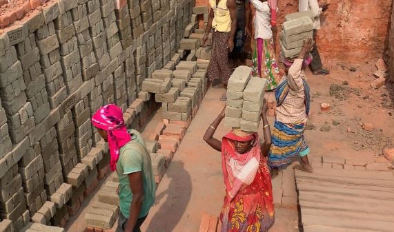 पीलीभीत: भट्टा स्वामी ने श्रमिकों की मजदूरी के छह लाख हड़पे