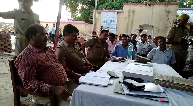 बरेली/आँवला - थाना परिसर में आगामी त्योहारों को लेकर क्षेत्राधिकारी आँवला एवं उप जिला अधिकारी ने संपन्न की पीस कमेटी की बैठक।