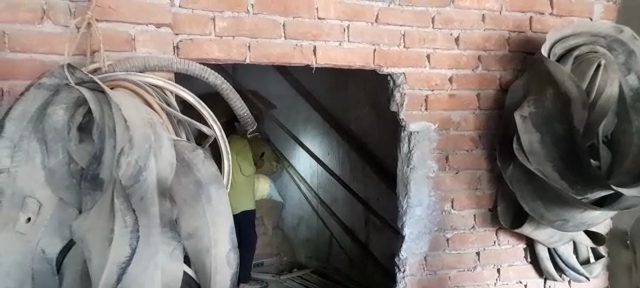 बरेली/आँवला - रामनगर रोड़ पर बीती रात चोरो ने एक अस्पताल का ताला तोड़कर व दो दुकानों में नकब लगाकर लगभग दो लाख रुपए का सामान चोरी कर लिया।