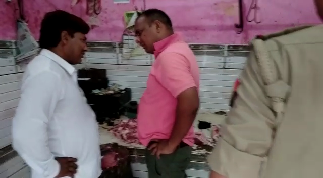 बरेली/आँवला - पुलिस की सांठगांठ से चल रही मीट की दुकान, आँवला एसडीएम एन राम ने कराई बंद।