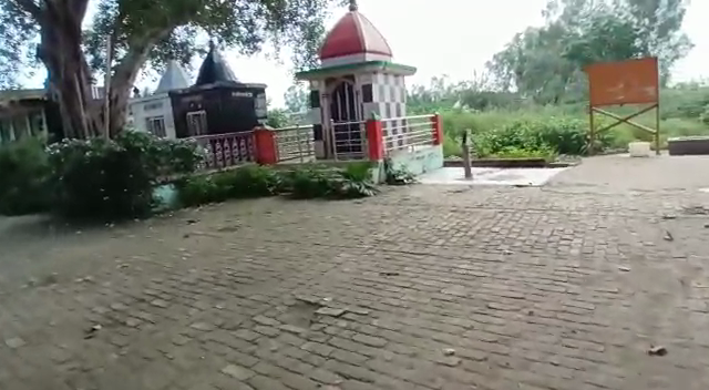 बरेली - दबंगों ने मंदिर की जमीन पर किया कब्जा, पुलिस से की शिक़ायत।
