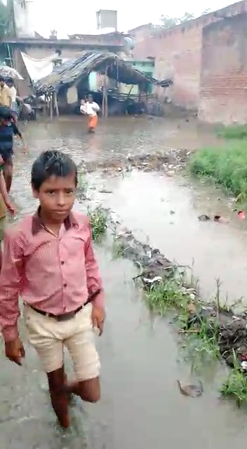 बरेली - दबंगों ने किया रास्ते पर कब्जा एक दर्जन घरों में घुसा पानी।