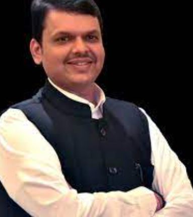 देवेंद्र फडणवीस के करीबी के दावे पर हंगामा, पूरी खबर विस्तार से