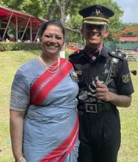 मां के कंधों पर सजे थे 27 साल पहले सितारे, बेटा लेफ्टिनेंट बना