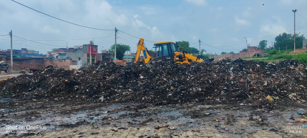 आँवला/बरेली - कस्बा सिरौली में शाह निर्गुन मियां चौराहे को अधिशासी अधिकारी श्याम वचन सरोज ने कराया दुर्गन्ध मुक्त।