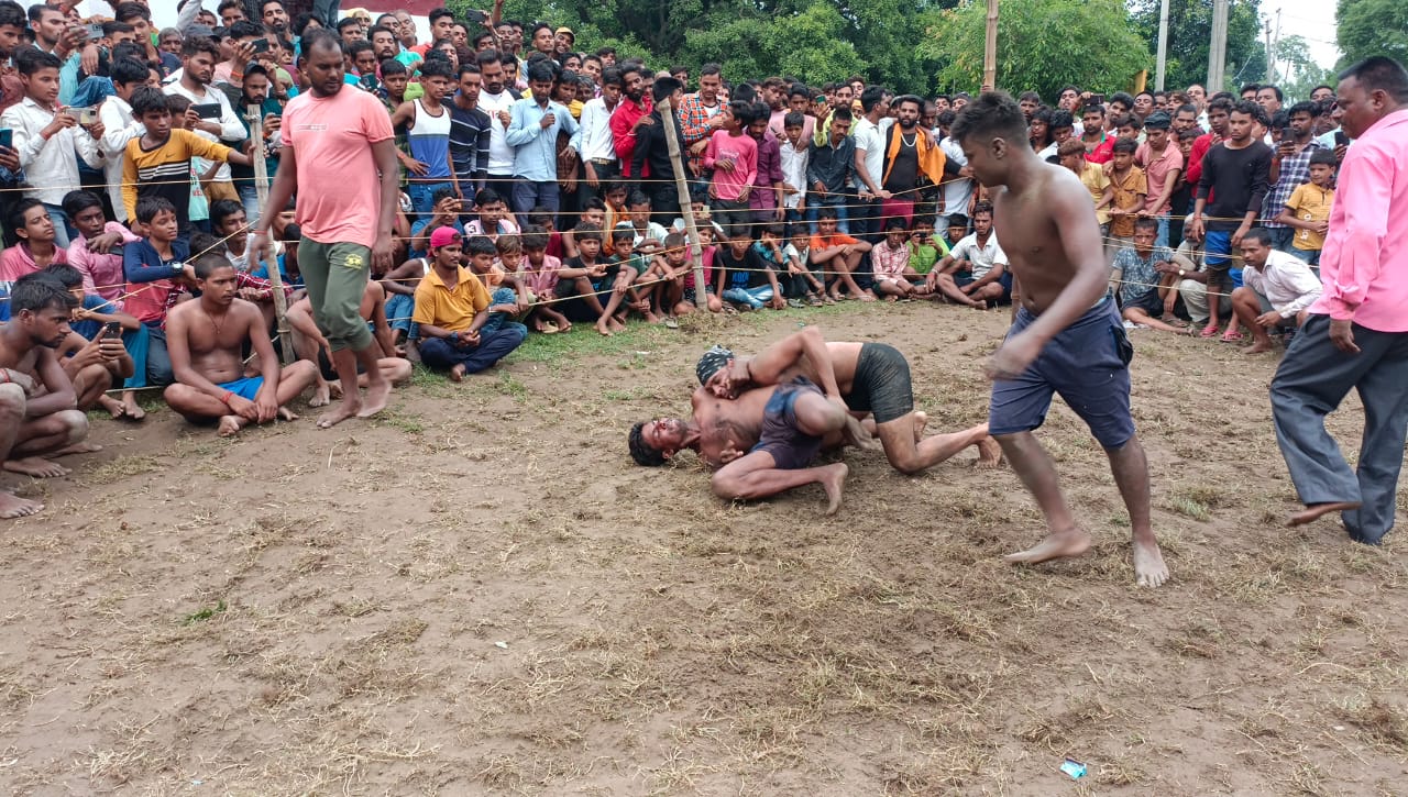 पीलीभीत: नागपंचमी पर्व पर गांव अमरैयाकलां में मेले के साथ दंगल प्रतियोगिता का आयोजन भी हुआ।