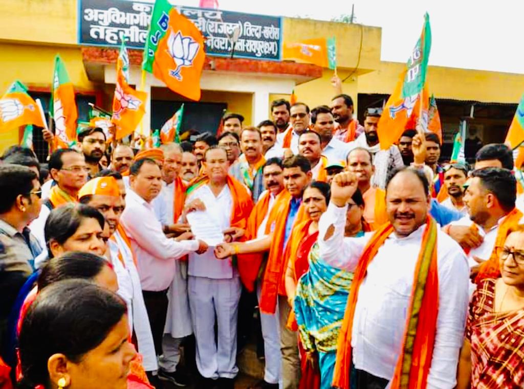 रायपुर :- भारतीय जनता पार्टी युवा मोर्चा  ने घेरा तिल्दा एसडीएम कार्यालय : गौरी शंकर बोले-केंद्र की योजनाओं को जनता तक नहीं पहुंचने दे रही छत्तीसगढ़ सरकार