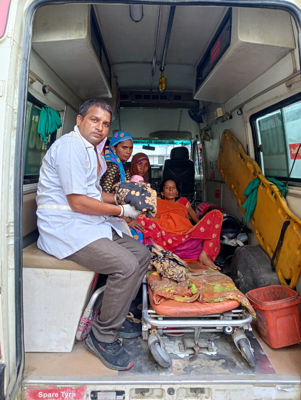 बरेली - एंबुलेंस में फिर गूंजी किलकारी। उत्तर प्रदेश द्वारा संचालित 108 एम्बुलेंस सेवा।