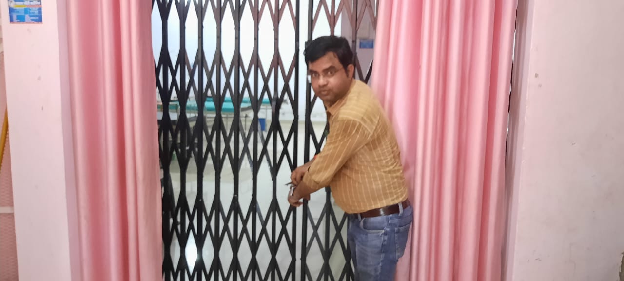 सीतापुर:अवैध तरीके से संचालित हो रहे वरदान पाली क्लिनिक पर स्वाथ्य अधीक्षक का छापा । अभिलेख न दिखा पाने पर किया गया  सीज
