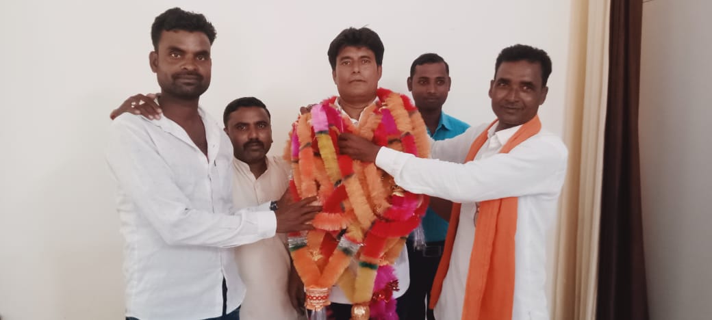 पीलीभीत : ललित अवस्थी को भाजपा समर्थक मंच का जिला उपाध्यक्ष बनाये जाने पर समर्थकों ने फूल माला पहनाकर किया स्वागत ।