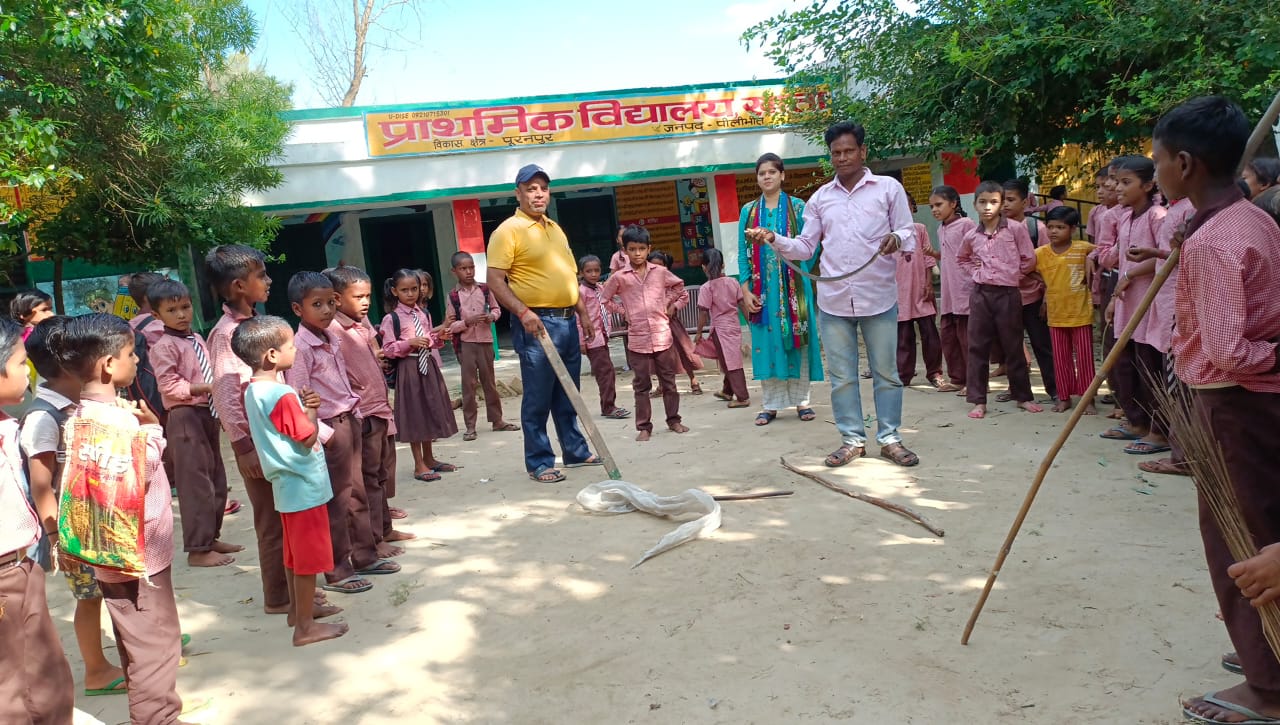 पीलीभीत:प्राथमिक विद्यालय के कमरे में सर्प निकलने से अफरा-तफरी मच गई