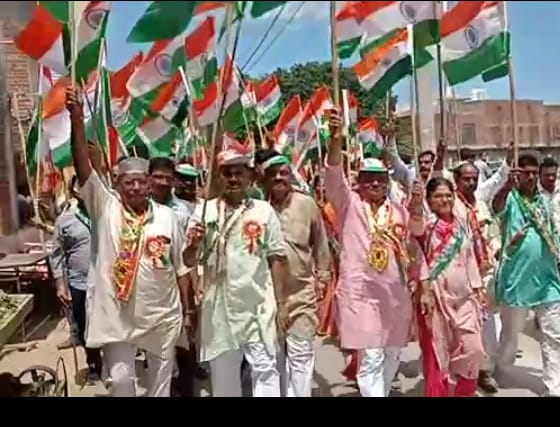 आँवला/बरेली - आँवला नगर में तिरंगा पदयात्रा का भव्य आयोजन किया गया।