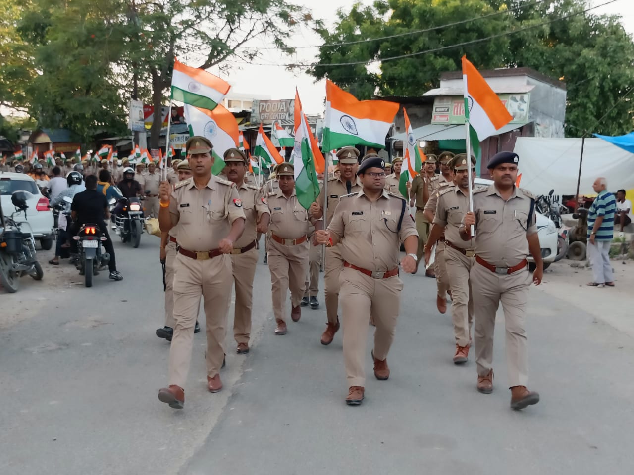 सिद्धार्थनगर: आज़ादी के अमृत महोत्सव-2022 के उपलक्ष्य में पुलिसकर्मियों के साथ तिरंगा रूट मार्च किया