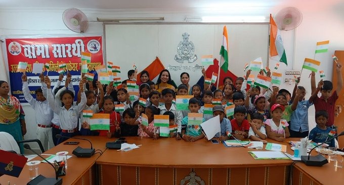 सिद्धार्थ नगर : आजादी के अमृत महोत्सव के उपलक्ष्य में वामा सारथी पुलिस फैमिली वेलफेयर एसोसिएशन के तत्वाधान में विभिन्न प्रतियोगिताओं का हुआ आयोजन, विजेता बच्चों को किया गया सम्मानित