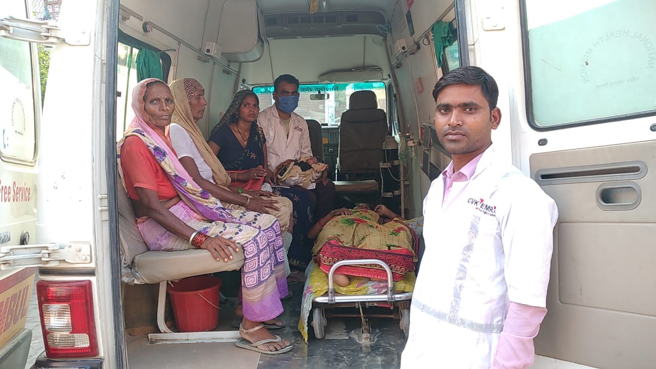 आँवला/बरेली - एंबुलेंस में हुआ प्रसव स्टाफ की मदद से हुआ बच्चे का जन्म दोनों जच्चा बच्चा स्वास्थ्य।