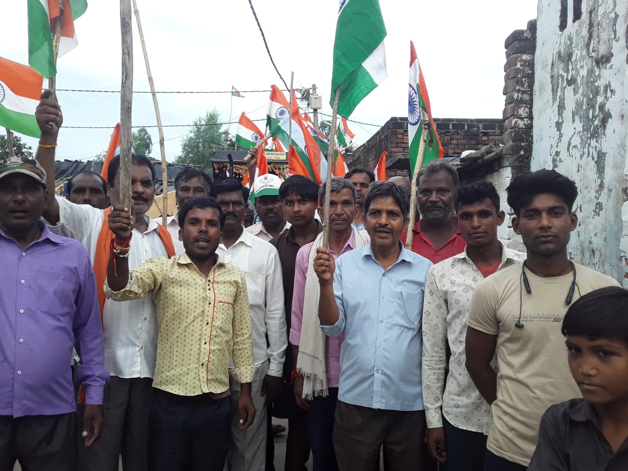 पीलीभीत : ग्राम पंचायत सिरसा के ग्राम विजय कुमार ने ग्रामवासियों के घर घर लगवाए तिरंगे ।
