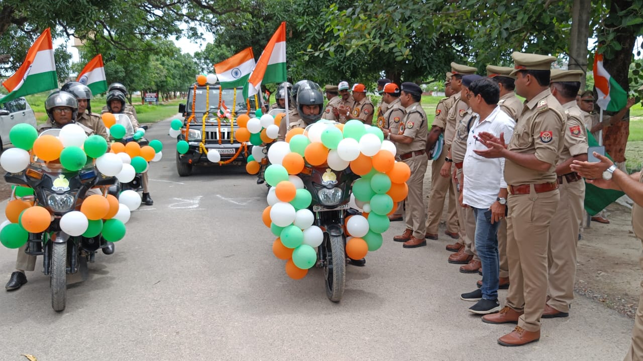 सिद्धार्थनगर:आजादी के अमृत महोत्सव” के अंतर्गत पुलिस लाइन्स सिद्धार्थनगर से यू0पी0-112 के वाहनों द्वारा वाहनों पर तिरंगा झण्डा लगाकर सिद्धार्थनगर-बस्ती एक्सप्रेस हाईवे पर तिरंगा मार्चपास्ट किया गया