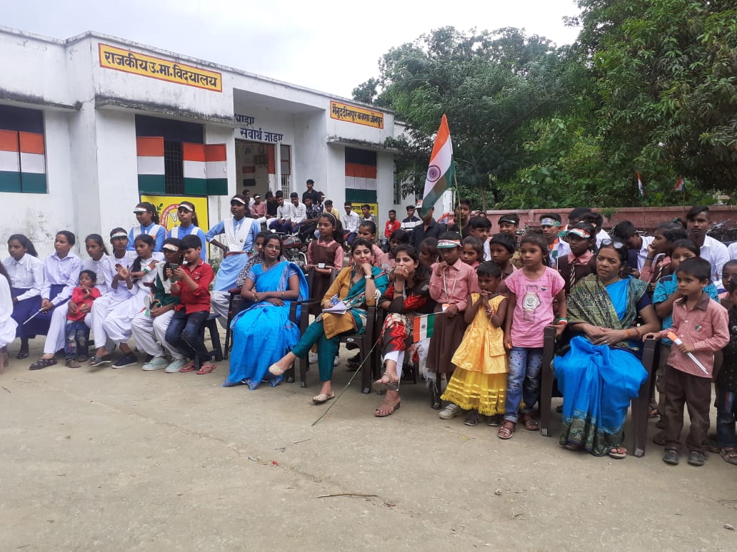 जौनपुर:राजकीय उच्चतर माध्यमिक विद्यालय मैनुद्दीनपुर के छात्र छात्राओं द्वारा तिंरगा झंडा फहराकर स्वतंत्रता दिवस मनाया गया