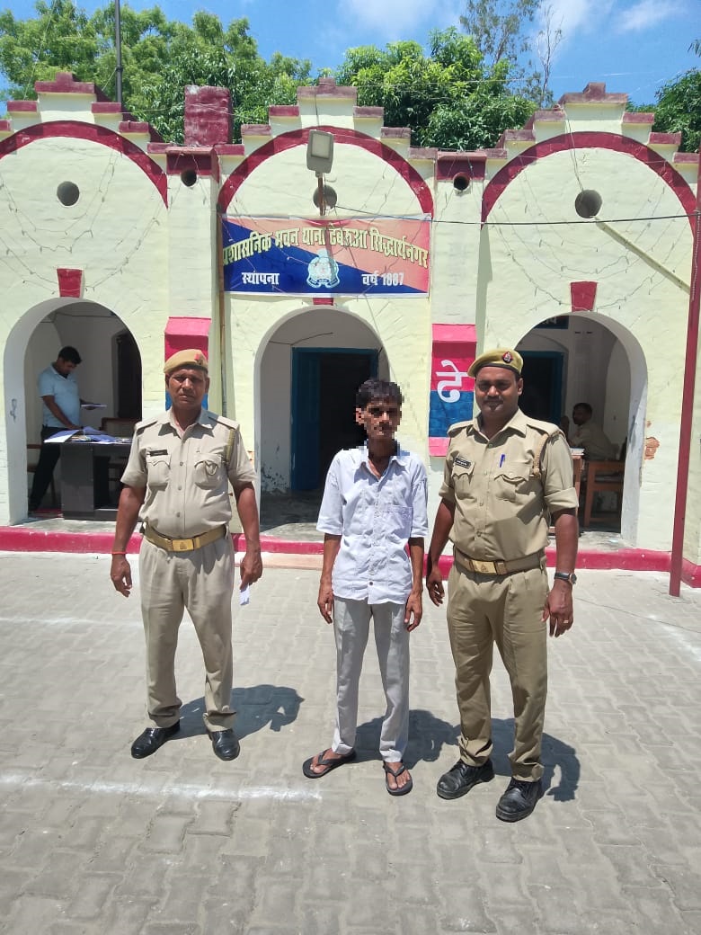 प्रयागराज:प्रयागराज में 2 व्यापारियों से गन पॉइंट पर लूट, सीसीटीवी में कैद हुई पूरी वारदात￼