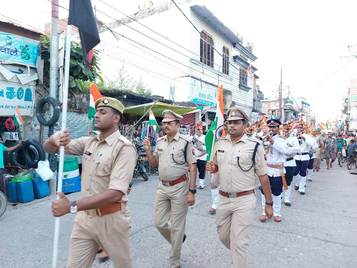 पीलीभीत : अपर पुलिस अधीक्षक के नेतृत्व में थाना पूरनपुर क्षेत्रान्तर्गत “शहीद स्मारक” पर पीएसी बैंड द्वारा राष्ट्रगान व अन्य देशभक्ति धुन का वादन कर किया शहीदों को नमन एवं निकाली गयी तिरंगा यात्रा ।
