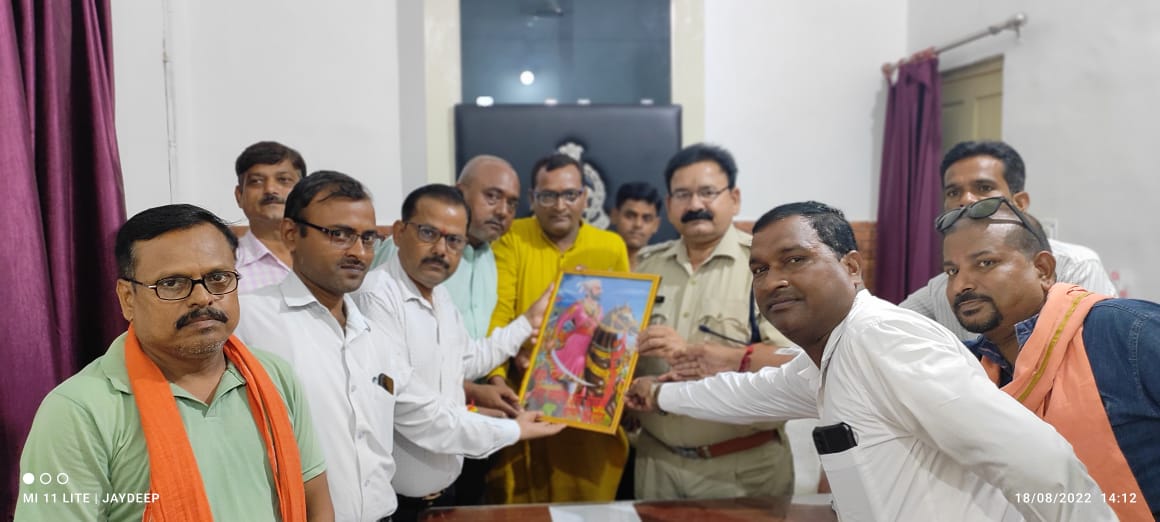 आँवला/बरेली - हिंदू जागरण मंच के पदाधिकारियों ने नवनियुक्त सीओ आँवला से की शिष्टाचार भेंट।